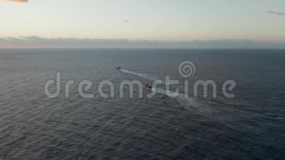日出时两艘船出海后的空中飞行录像视频的预览图