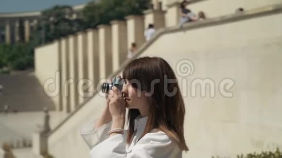 圆形平底锅拍摄优雅的女人用摄像机拍摄埃菲尔铁塔的照片视频的预览图