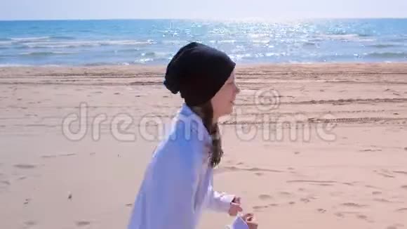 快乐女孩在海边慢跑沙滩肖像慢跑适合户外运动视频的预览图