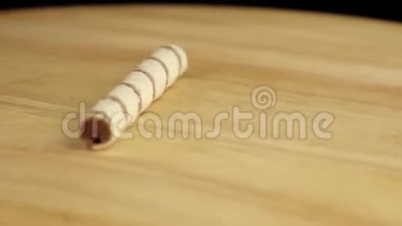 一根华夫饼棒在木平台上旋转360度视频的预览图