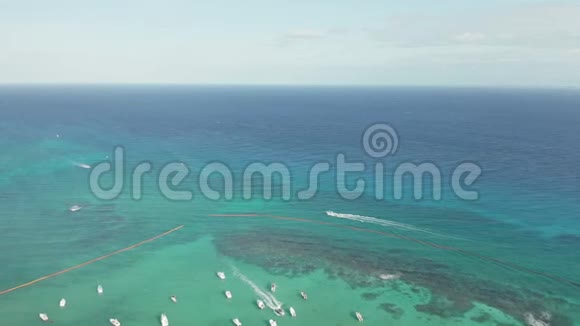 明亮的蓝色加勒比海水船停着移动4k空中视频的预览图