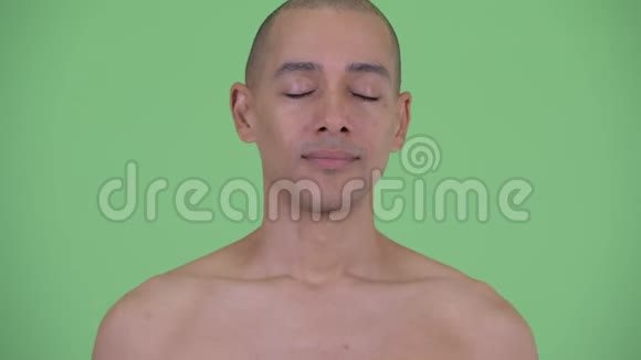 一张快乐秃顶多民族赤膊男子的脸闭着眼睛放松视频的预览图