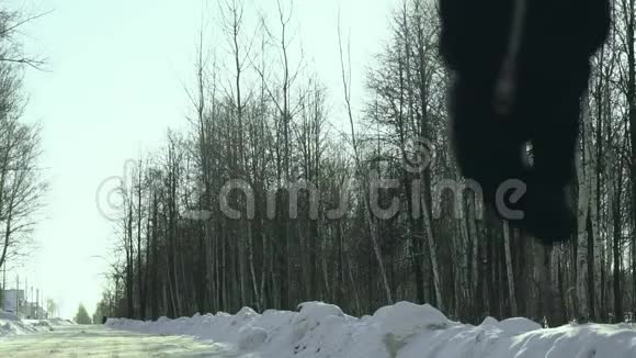 一个人带着一棵倒下的树从森林的家为新年假期圣诞节和新年背景情况视频的预览图