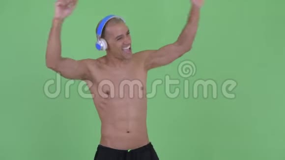 快乐秃顶多民族赤膊男子戴耳机跳舞视频的预览图