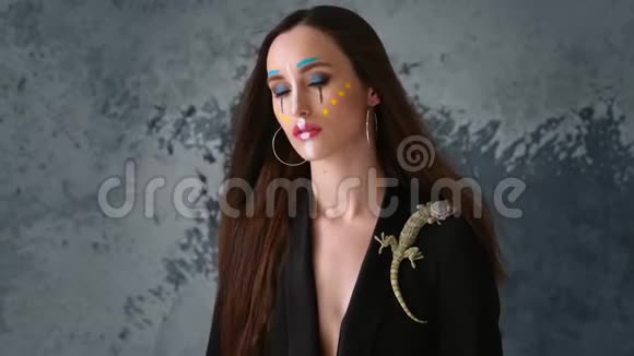 穿着蜥蜴夹克的模特女孩视频的预览图