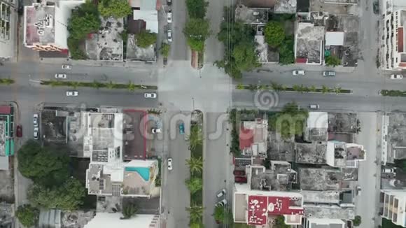 4k空中垂直视野跟随小加勒比小镇交通的街道视频的预览图