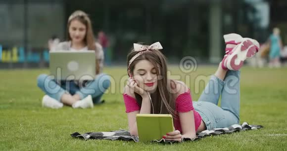 两名高中女生在休庭期间在大学大楼外聊天视频的预览图