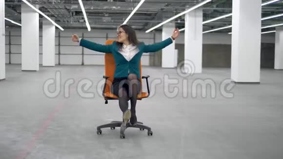 女职工玩得开心骑着办公椅视频的预览图
