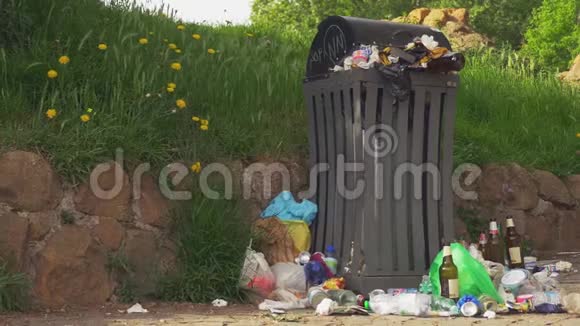 城市里拥挤的垃圾桶视频的预览图