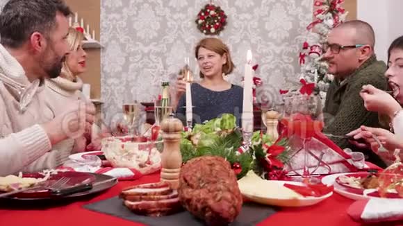 一家人吃着传统的食物喝着香槟一杯视频的预览图