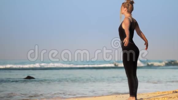 穿运动服的女士在海边做呼吸练习视频的预览图