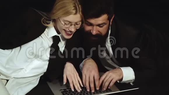 充满活力的商务女性和商务男性使用互联网使用计算机商业夫妻概念谈话和谈话视频的预览图