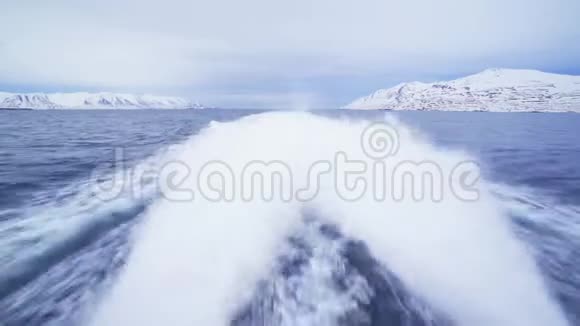 冰岛阿库雷里一艘船后浪视频的预览图
