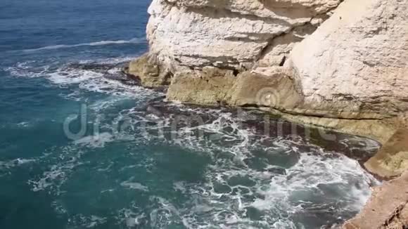 位于以色列罗什哈尼克拉的地中海岩石海岸视频的预览图