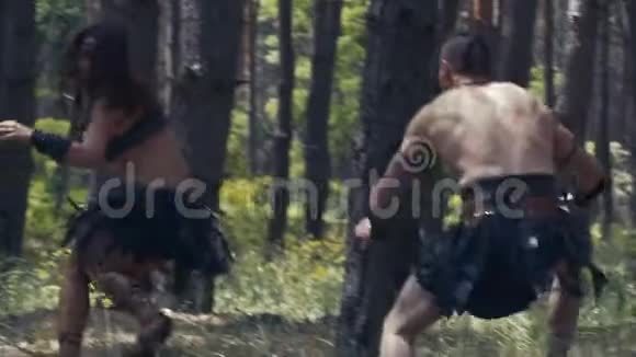 一个女人脸上涂着颜料穿着皮衣从一个大男人身上跑出来视频的预览图