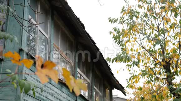 废弃的毁坏的旧木屋窗户和墙面有破损的旧屋面用风化涂料特写镜头视频的预览图