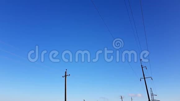 蓝天背景下的两排电源线视频的预览图