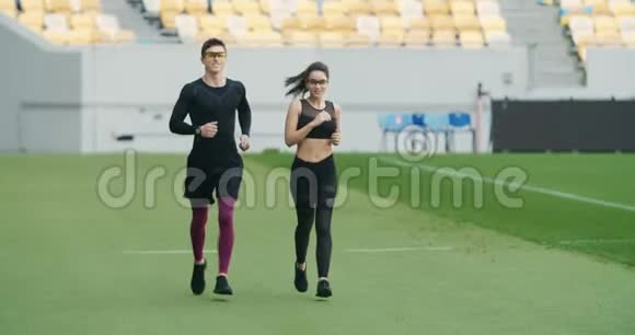 慢跑者在体育场奔跑视频的预览图