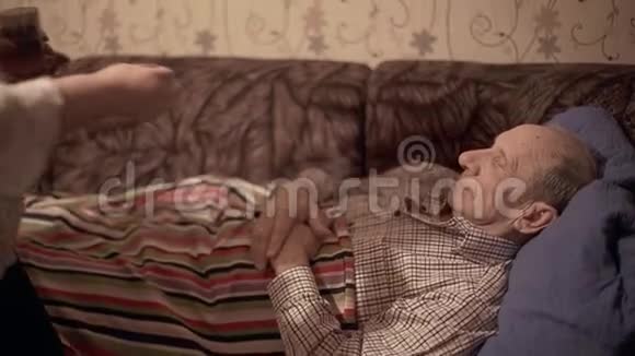 老人喝药丸妻子照顾生病的丈夫视频的预览图