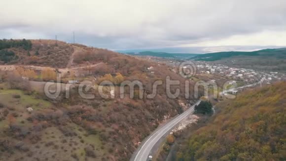 格鲁吉亚无人机在4k山区的录像和驾驶汽车视频的预览图