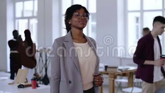 一幅严肃的年轻非洲企业家的肖像一位戴眼镜穿着正装的女企业家在现代办公室摆姿势视频的预览图