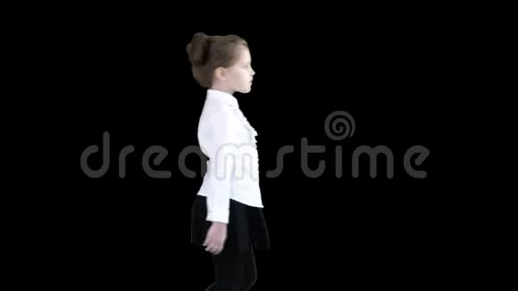 穿着校服走过阿尔法频道的小女孩视频的预览图