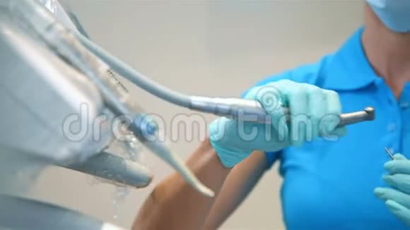 牙医更换牙钻视频的预览图