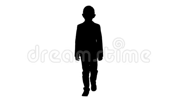 小男孩穿着戏服带着领结走路视频的预览图
