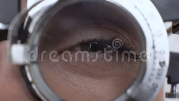 女性眼睛带光学试验架特写视力检查光学视频的预览图