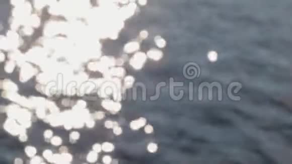 散焦波克场景大海或河流中平静的蓝色波浪金光闪闪的太阳光和水面的涟漪摘要视频的预览图