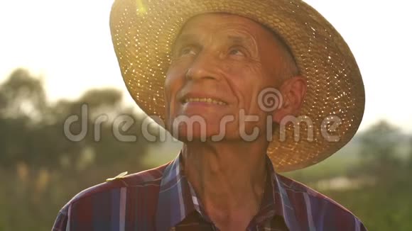 戴草帽的老人微笑着看着太阳慢动作视频的预览图