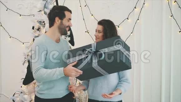 多情的家伙在庆祝新年时送礼物给他的女朋友视频的预览图