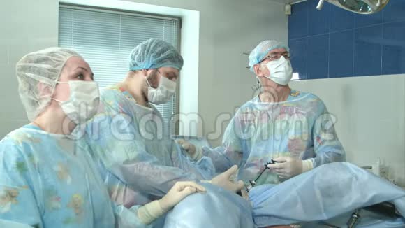 一组医生在医院手术室做手术时一起工作视频的预览图