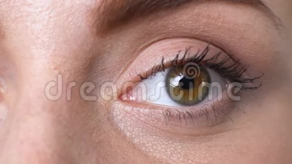 女性眨眼特写患有干眼症视力问题疲劳视频的预览图