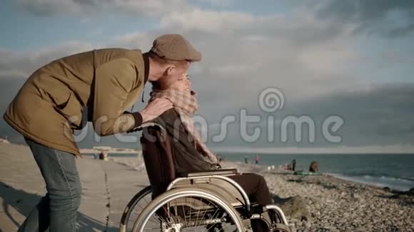 残疾的女人和她爱的男人视频的预览图