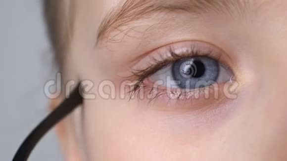 儿童戴眼镜特写儿童眼病眼科概念视频的预览图