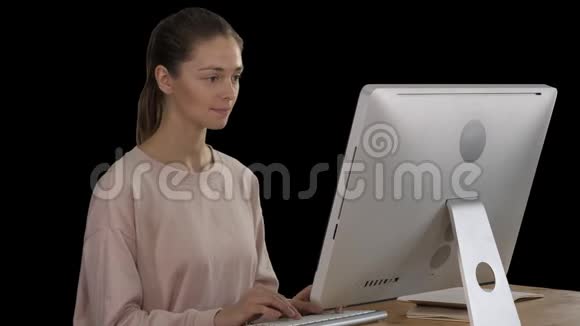 女性自由职业者正在进行一个新的计算机项目视频的预览图