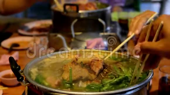 泰国自助餐烤猪肉莫家塔视频的预览图