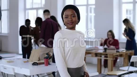 幸福微笑的年轻成功的非洲企业家商业女性戴着头巾微笑着在现代轻阁楼办公室视频的预览图