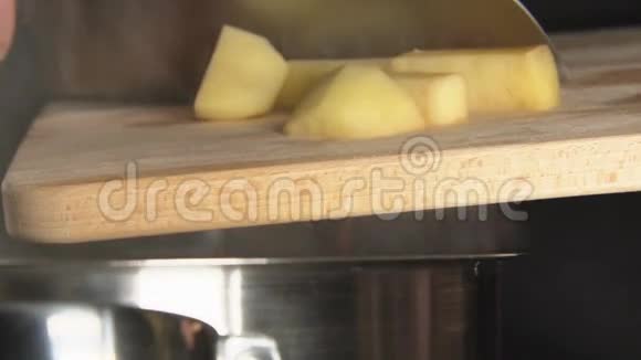 慢厨师扔土豆片特写视频的预览图