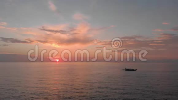 黎明时分大海中的一艘小船靠在太阳的小路上无人驾驶飞机射击视频的预览图