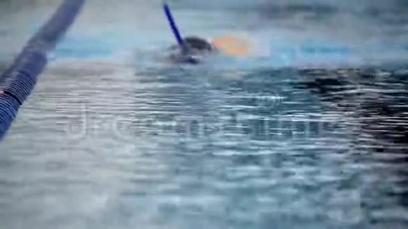 在游泳池游泳的无名运动员视频的预览图