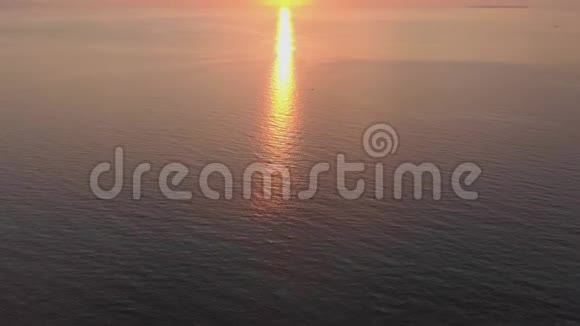 海面上明亮的日出太阳从海面升起视频的预览图