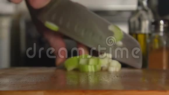 Low厨师用刀子切芹菜视频的预览图