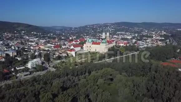 奥地利克罗斯特努堡修道院的鸟瞰图视频的预览图