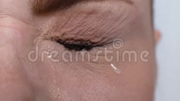 沮丧的女性哭着流泪特写压倒性的痛苦失去悲伤视频的预览图