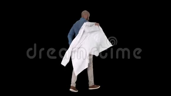 步行医生穿上白色长袍阿尔法频道视频的预览图