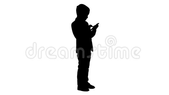 小男孩穿着优雅的西装玩手机视频的预览图