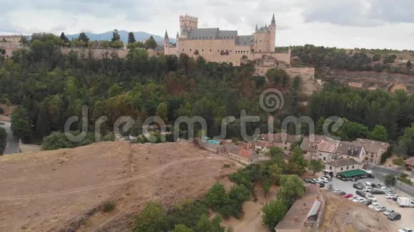 塞戈维亚的阿尔卡扎西班牙无人机移动近距离接近城堡视频的预览图