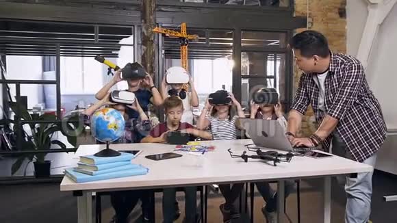 六组快乐的年轻白种人学生戴着VR耳机与一位韩国男教师合作制作了一个视频的预览图